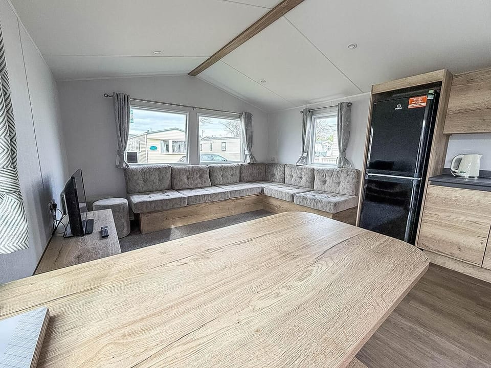 Prepare a delicious meal in the well-equipped kitchen without missing a moment of conversation. so you can continue planning your day out in Hunstanton