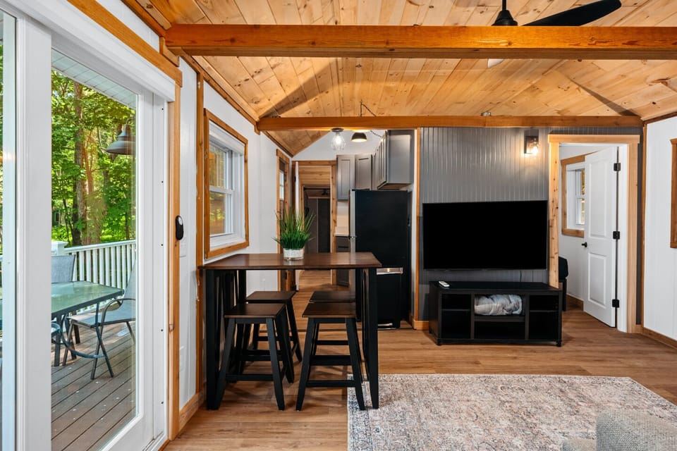 Enjoy meals with a view in this sleek, sunlit dining area surrounded by nature!