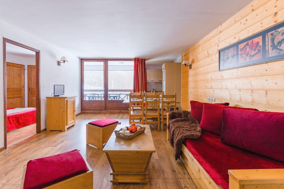 Featuring warm and cozy decor, the 645 sq. ft. 1 Bedroom 2 Alcove Apartment is ideal for large families or groups of 8.