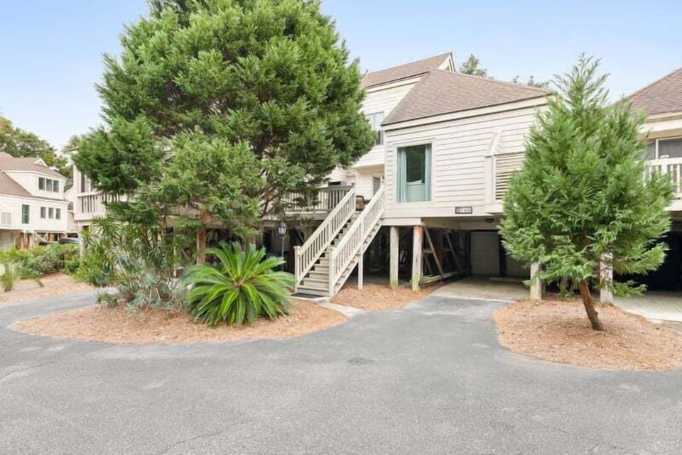 This awesome townhouse is perfectly located to the beach and island amenities.