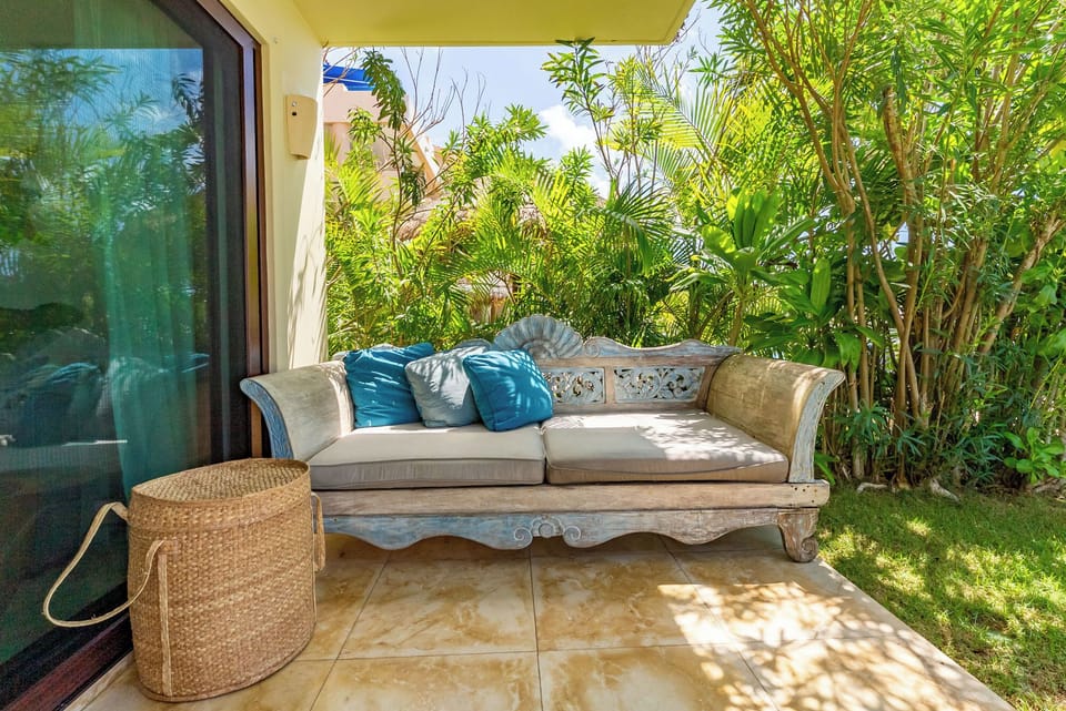 Sofá lounge en terraza privada rodeada de naturaleza y privacidad