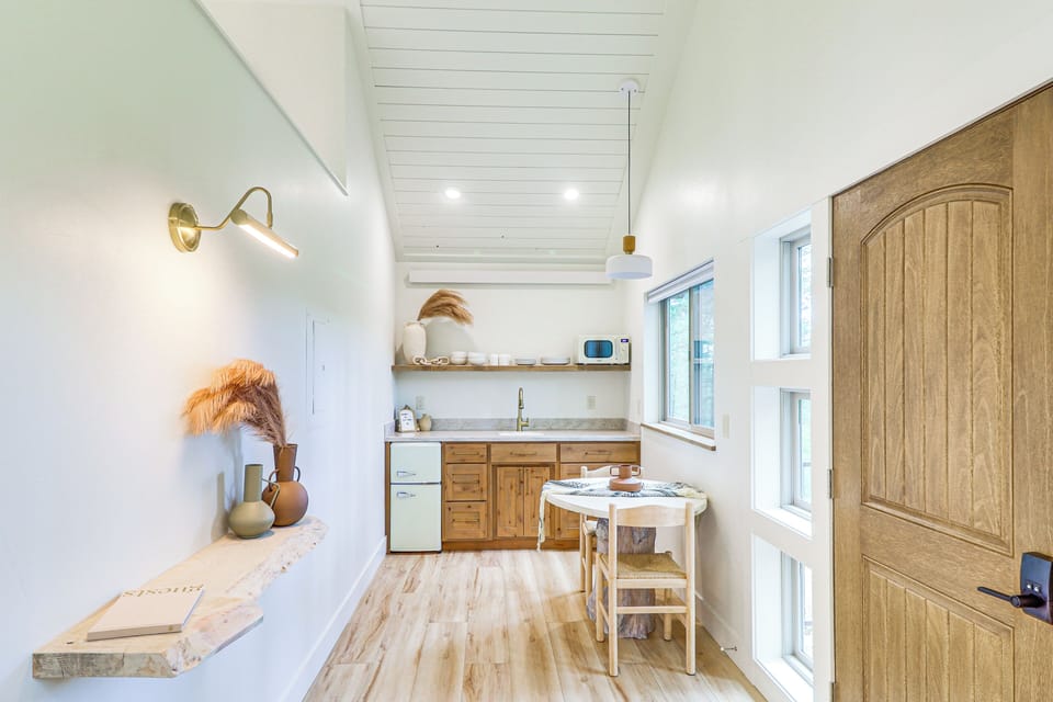 Kitchenette | Coffee Maker | Dining Area