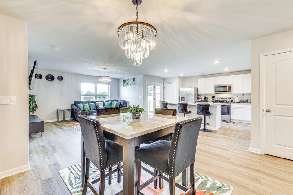 Living & Dining Rooms | Free WiFi | Central A/C & Heat | Smart TV