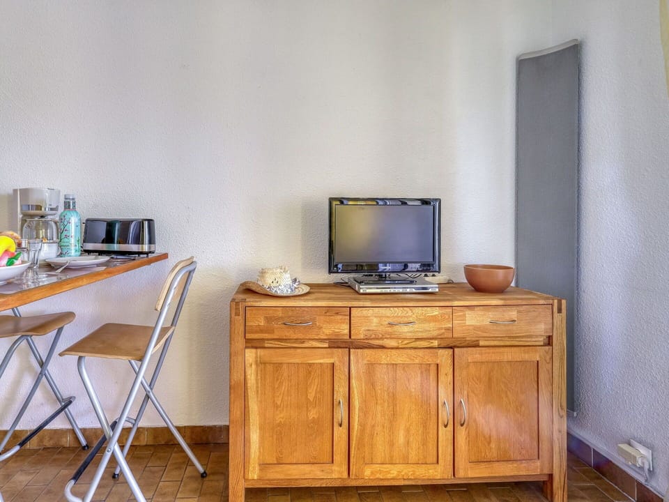 Table, Furniture, Plant, Property, Building, Chair, Wood, Interior Design, Tree, Floor