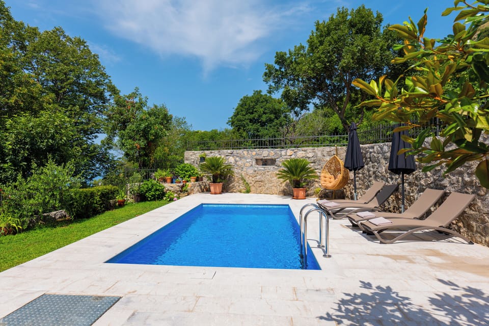 Private swimming pool with sunloungers 