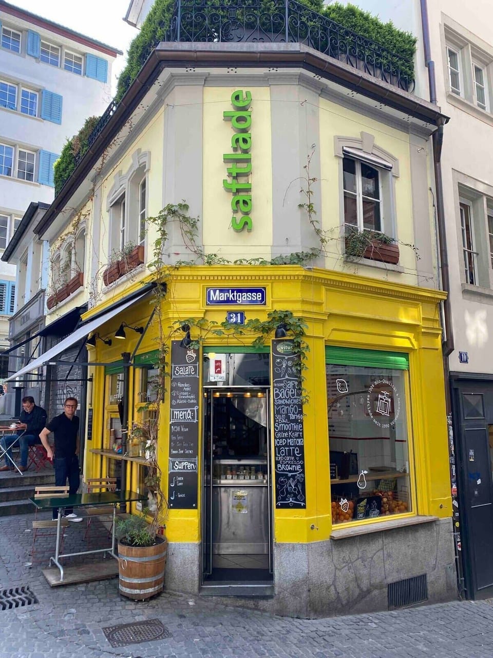 Popular cafe / juice bar in the vicinity 