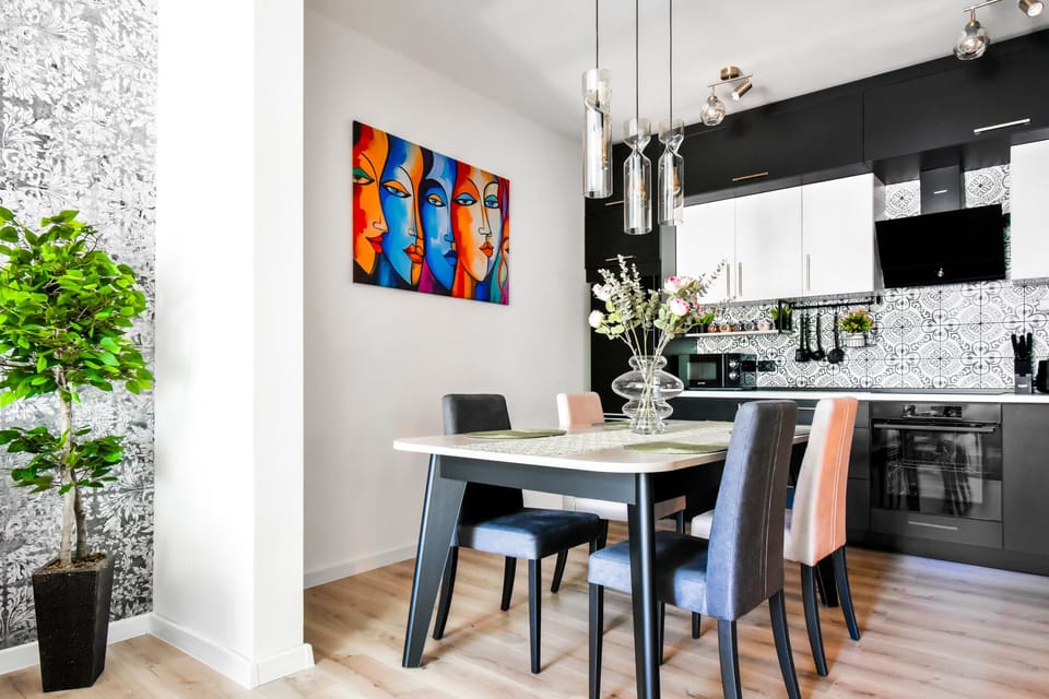 Enjoy your meals in style surrounded by modern art and elegant design. The vibrant painting adds a splash of color, making every meal feel special. Book now and experience the perfect blend of comfort and creativity!