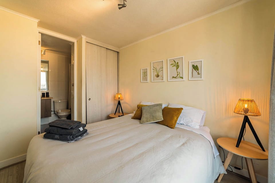 Sueños reparadores y amaneceres mágicos te esperan en esta habitación con vistas a la ciudad