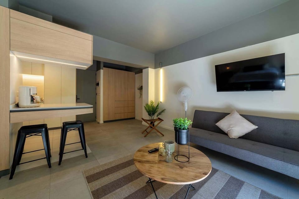 Relax in this stylish studio with modern amenities, perfect for a tranquil escape in the heart of the city.