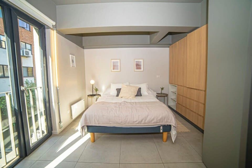 Cozy and bright bedroom with a comfortable bed and ample storage, perfect for a relaxing stay.