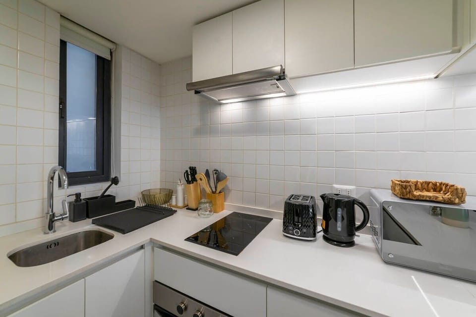 Modern kitchen with sleek appliances and ample counter space, perfect for cooking in comfort. Cocina