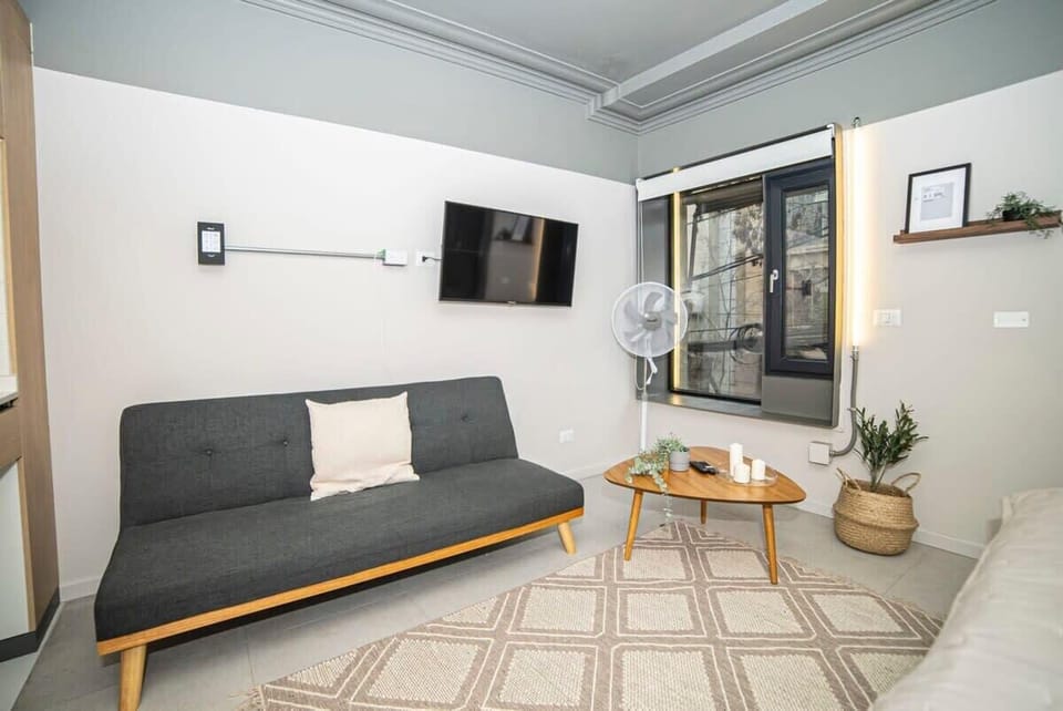 Cozy living room with modern decor, perfect for relaxing evenings with a movie or a good book.