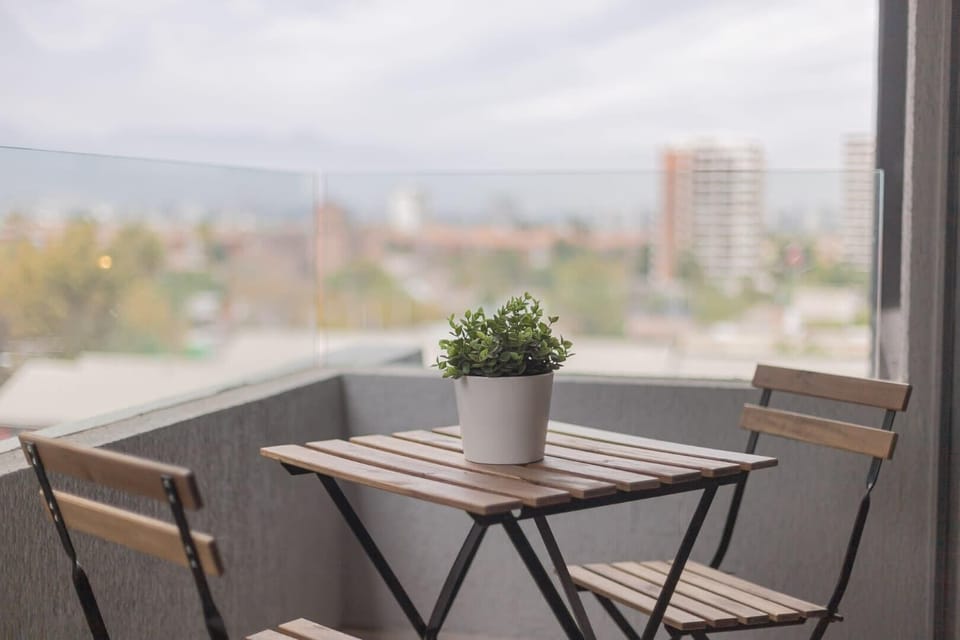 Relájate y disfruta de las vistas de la ciudad desde tu balcón/terraza privado, el lugar perfecto para descansar al aire libre