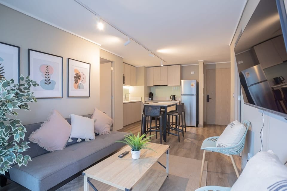 Relájate en esta acogedora sala de estar con luz natural, perfecta para descansar 