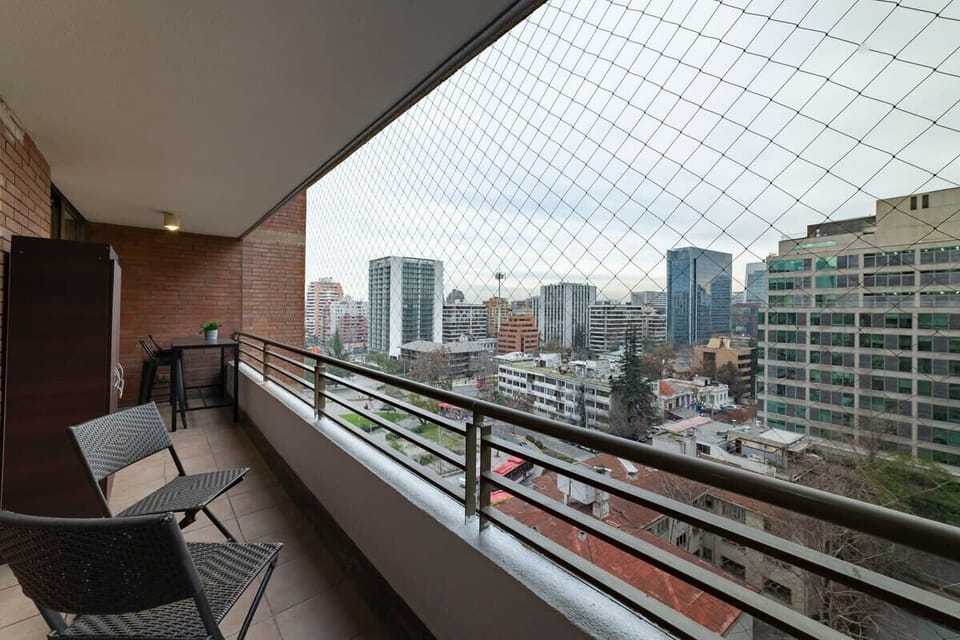 Disfruta de las vistas de la ciudad desde tu balcón privado, ideal para relajarte al aire libre