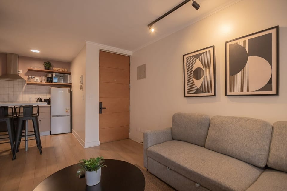 Relájate en esta sofisticada sala de estar, diseñada para ofrecerte el máximo confort y estilo