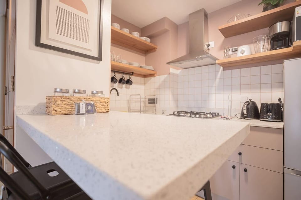 Prepara deliciosas comidas en esta cocina moderna y equipada 