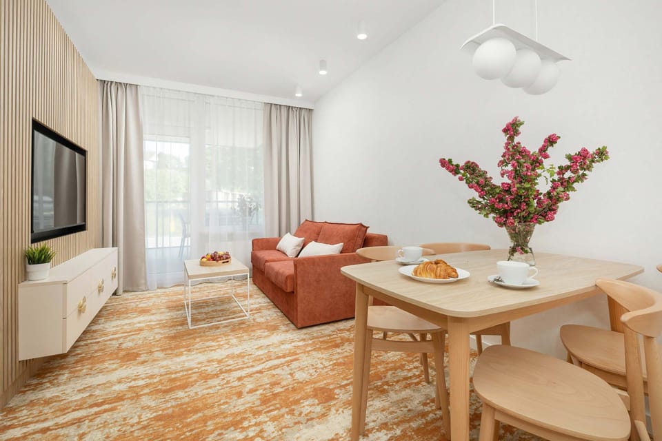 The dining area, equipped with a wooden table, ideal for meals with family or friends.