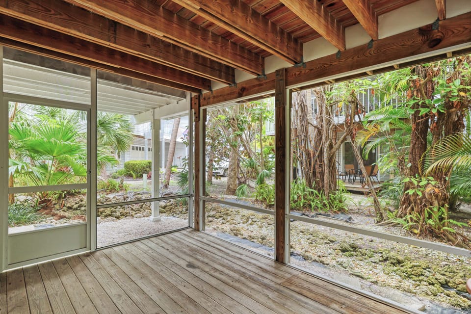 Open-Plan Comfort-Filled Room