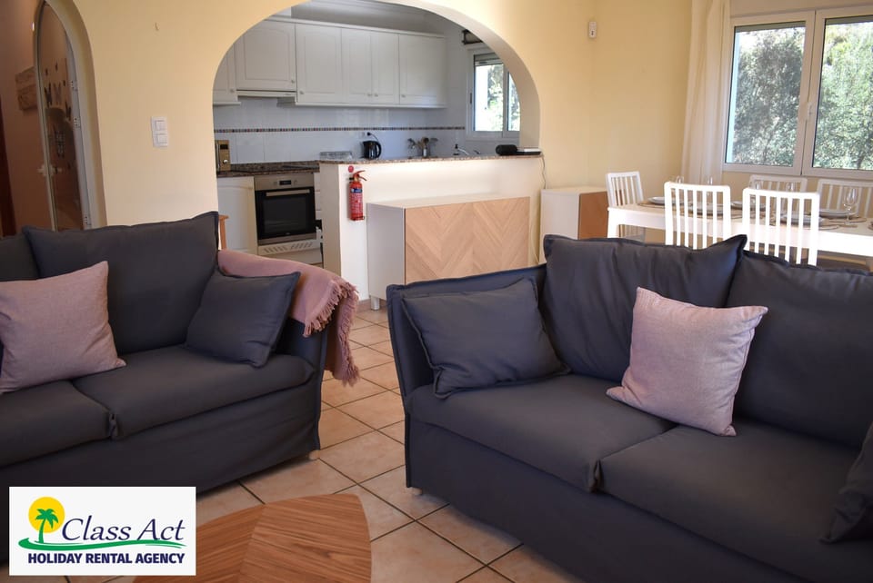 Open plan lounge, dining and kitchen