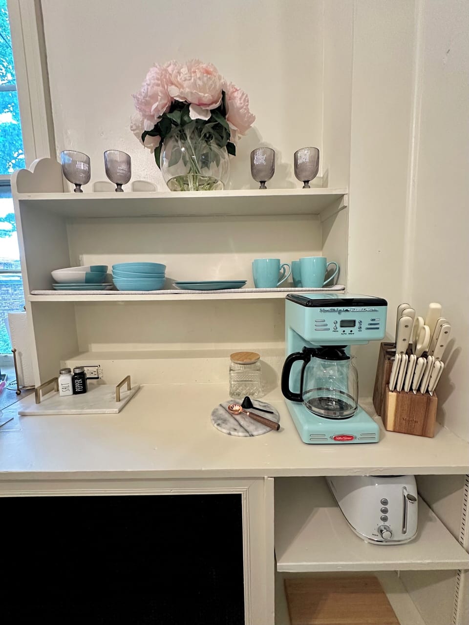 Coffee maker with coffee grinds