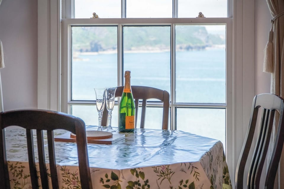 5 Belle Vue Court - 2 Bedroom Apartment - Tenby (20291)