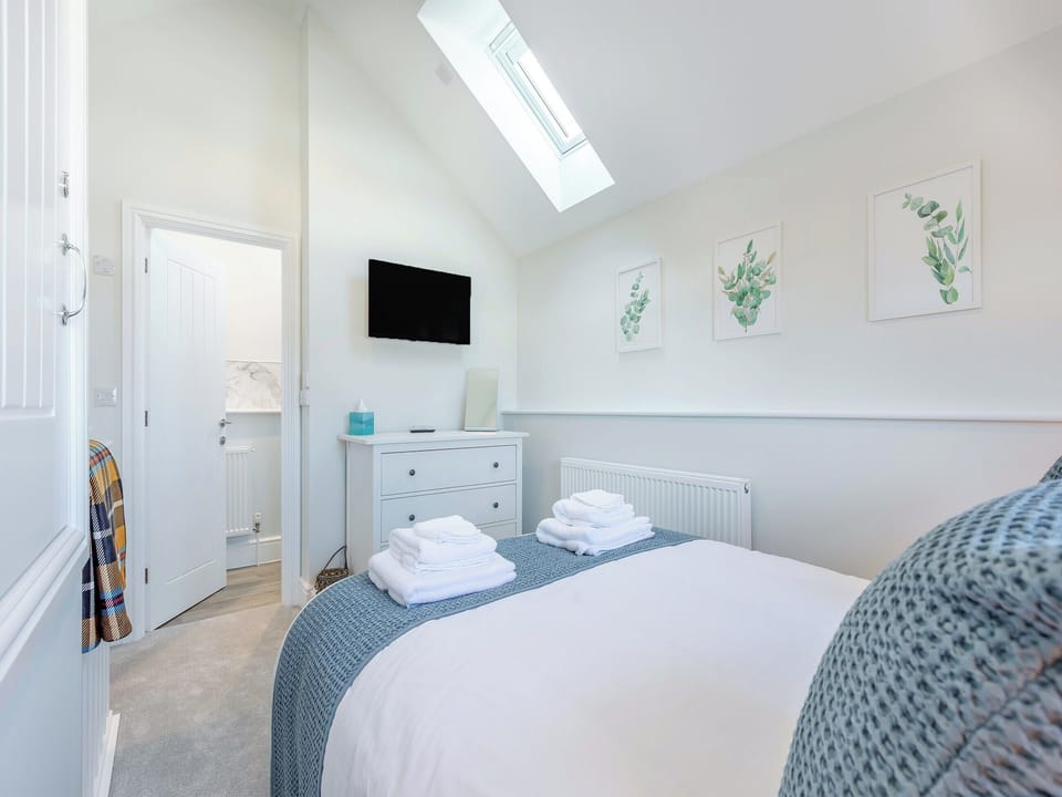 Double bedroom | Homeleigh Barn, Coads Green, near Callington