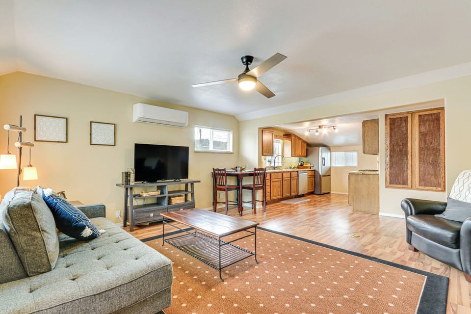 Living Room | Smart TV | Free WiFi | Central Heating & A/C