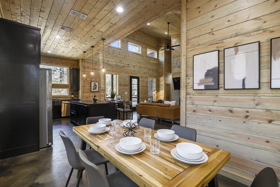 DINING AREA - Comfortable dining space for up to 6