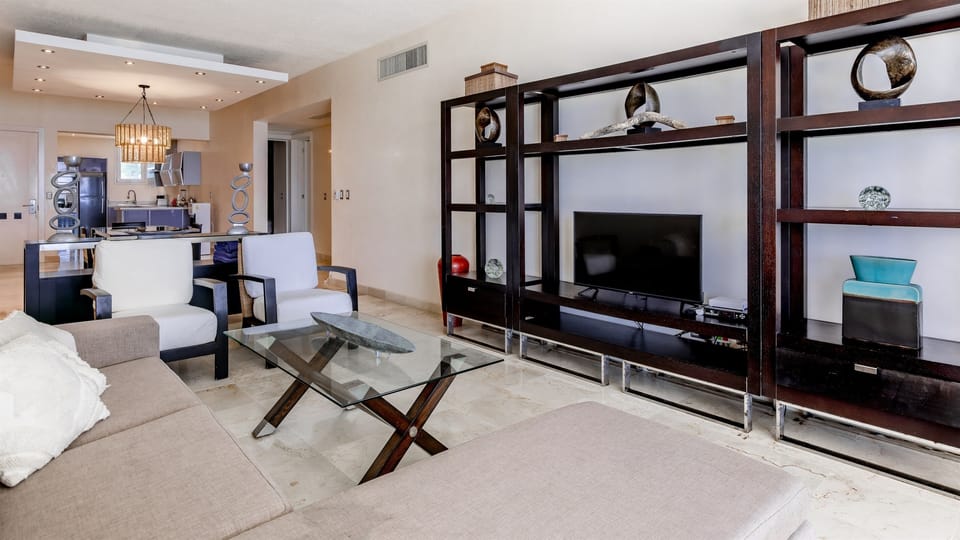 Living room equipped with Smart TV including Netflix and streaming apps, perfect for relaxing evenings while enjoying the comfort of your beachfront home.