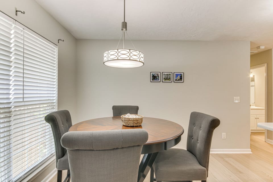 Dining Table | Dishware/Flatware