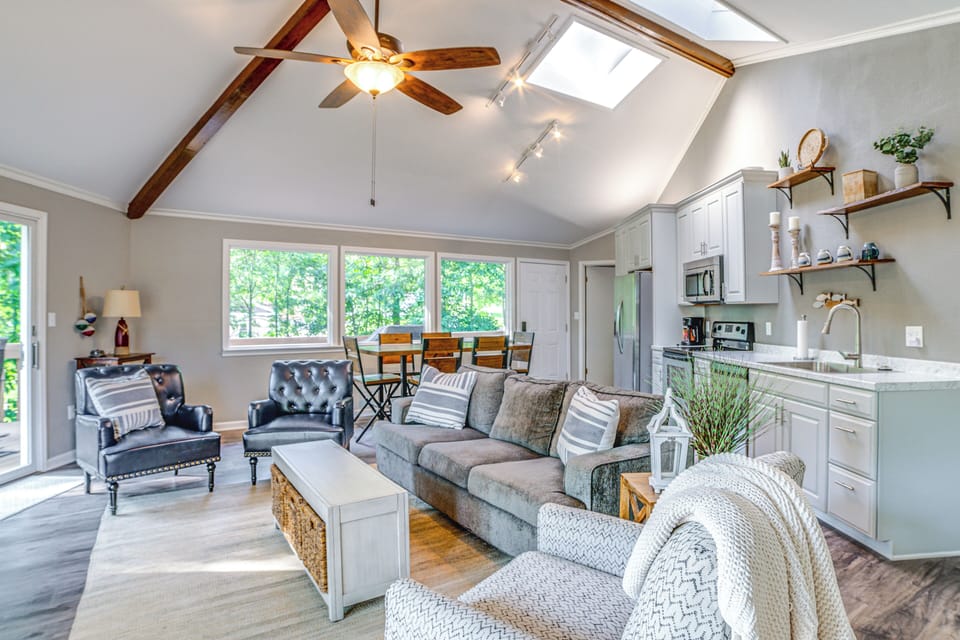 Living Room | Free WiFi | Central Heating & A/C | Smart TV | Main Level