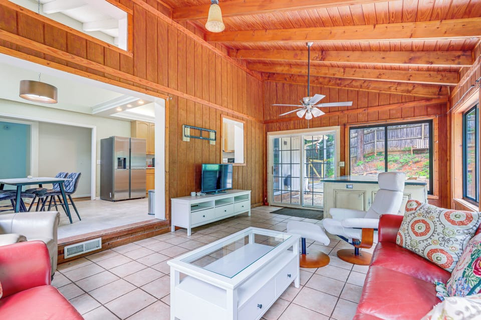Screened Porch | TV | 1 Step Required