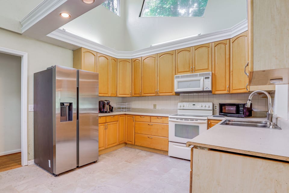 Kitchen | Pod Coffee Maker w/ Pods Provided