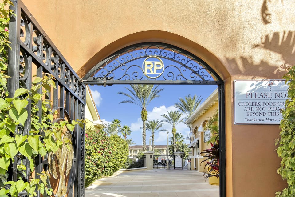 Calabria Club House Entry
