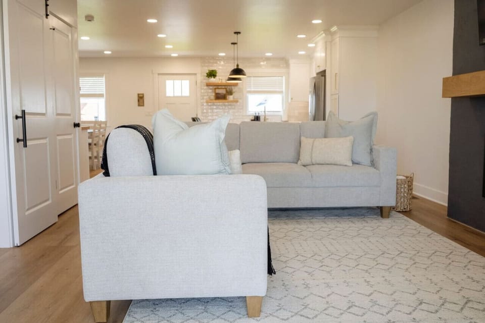 Bright living room w/ cozy seating & open flow to the kitchen