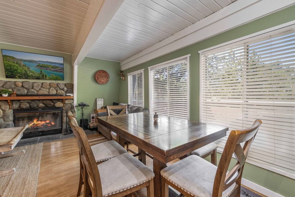 WOW! Dinner for 8 plus that fireplace!