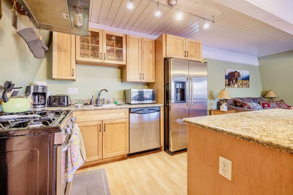 Open space kitchen with upgraded appliances