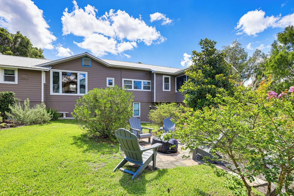 Dunnellon Vacation Rental | 4BR | 3.5BA | Stairs Required | 2,600 Sq Ft