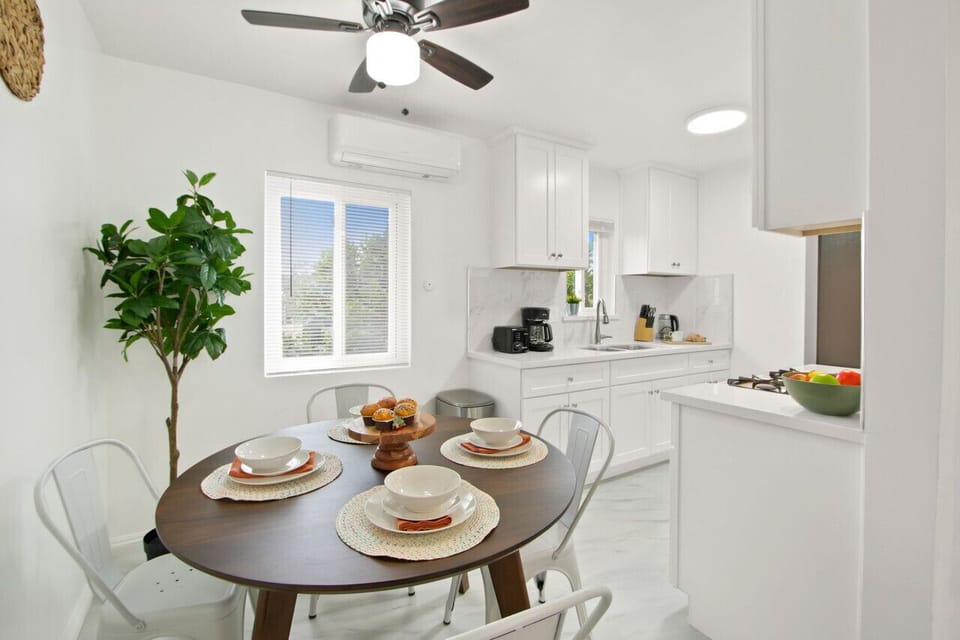 Comfortable and stylish dining area with a table and four chairs. Perfect for family meals.