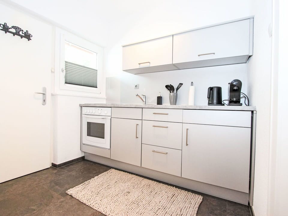Cabinetry, Property, Countertop, Building, Interior Design, Flooring, Wall, Floor, Drawer