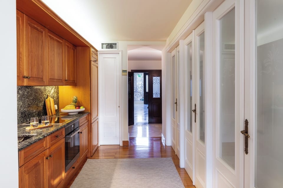 A fully equipped kitchen with all modern appliances is also featured.
