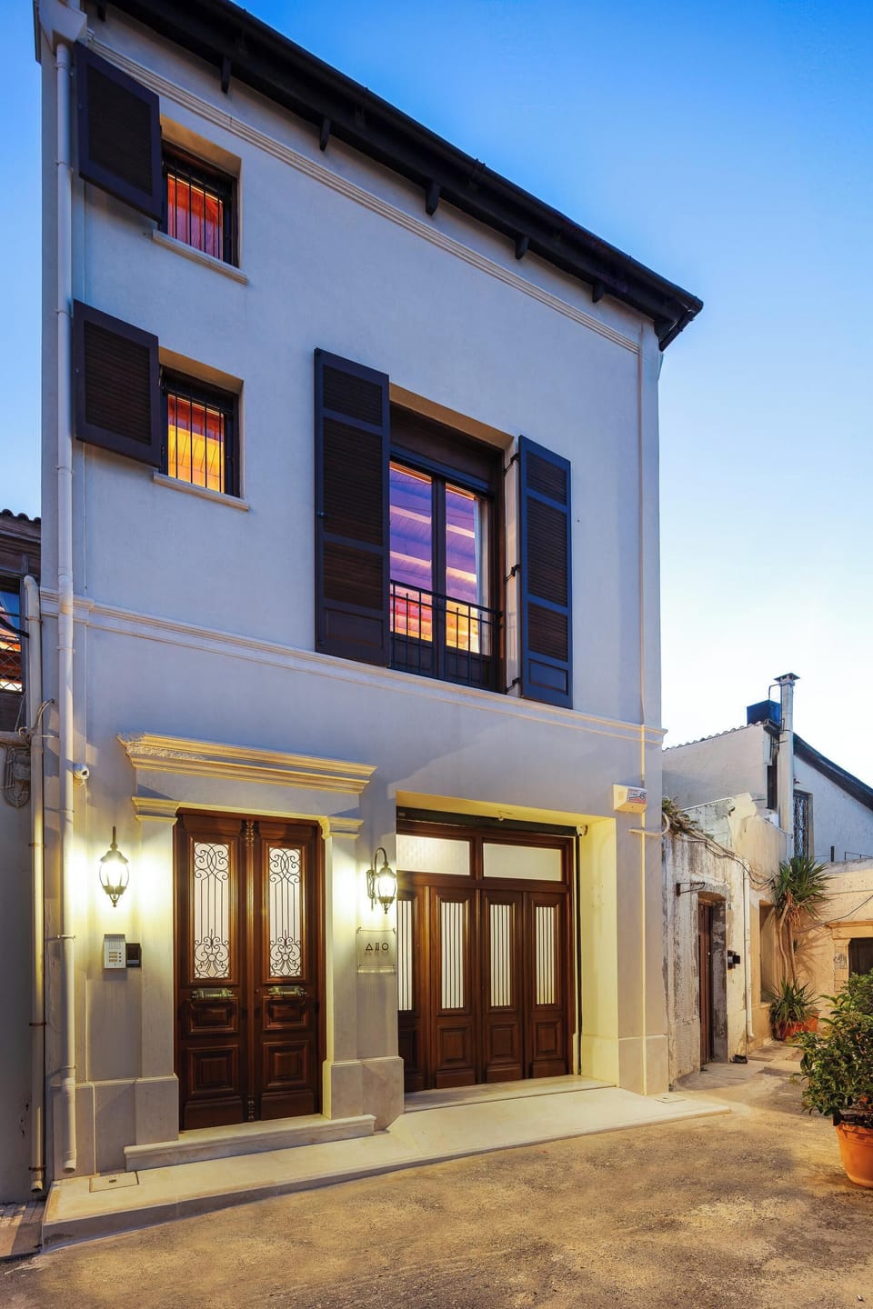 Dio Downtown Boutique Residences consists of two suites and is located in the heart of Heraklion Port.