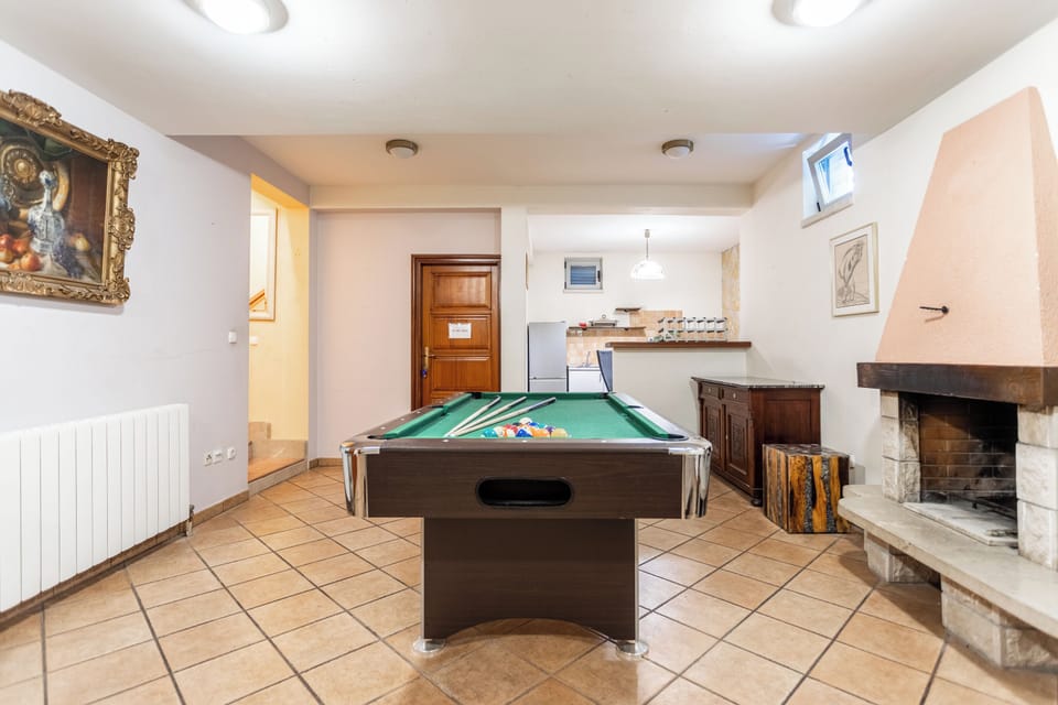 Billiard pool