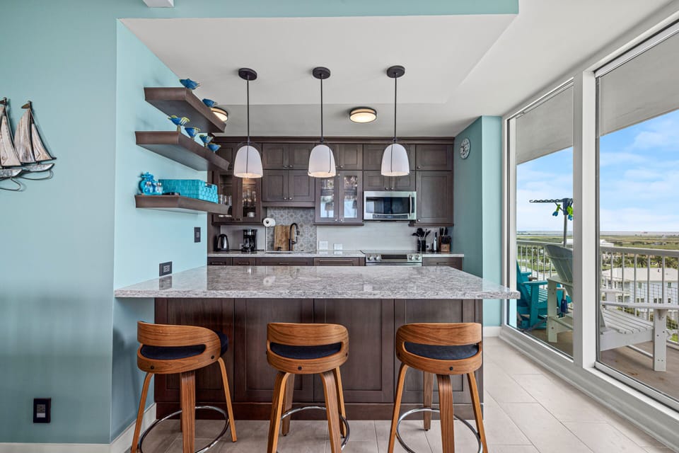 Full Kitchen - Countertop Seating for 3