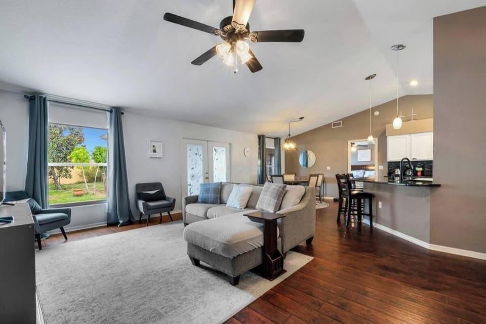 open floor plan with lots of light