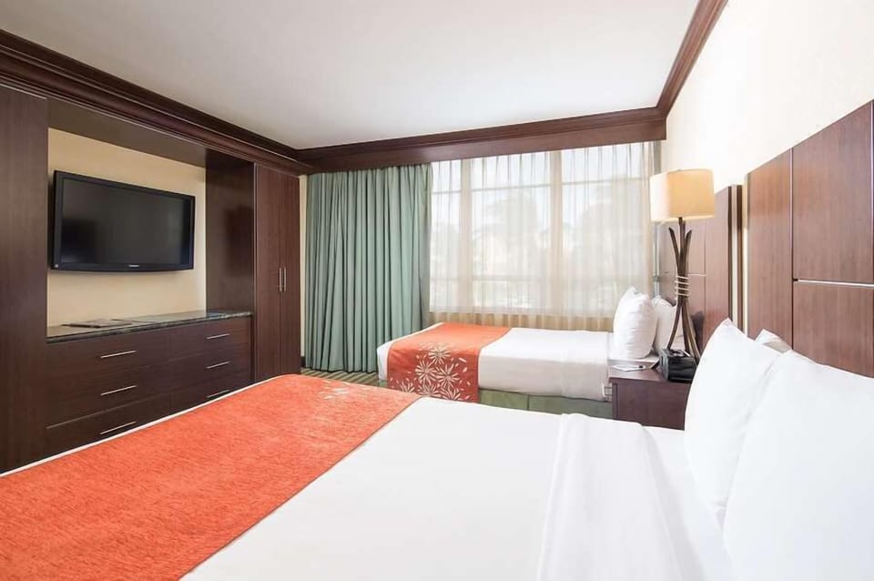 Unit with 2 Queen size beds. Exact unit will be assigned upon arrival. Views, colors and decor may vary.