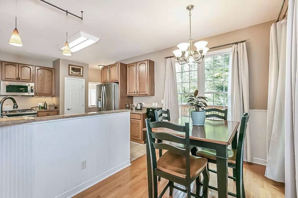 Open kitchen and breakfast area