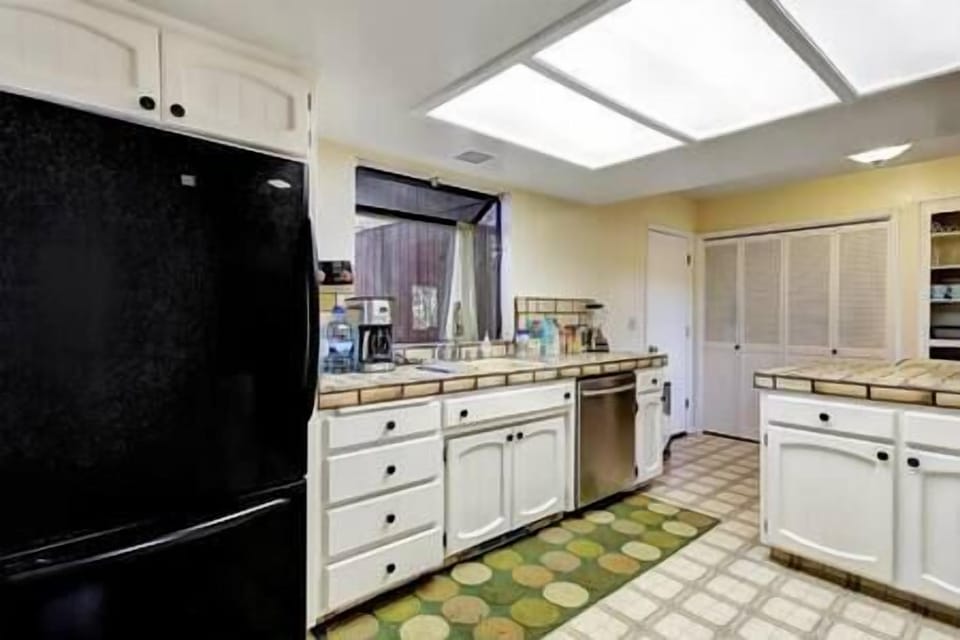 Refrigerator and dishwasher