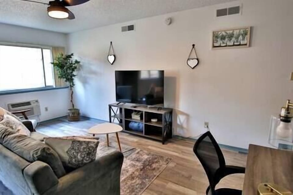 Living room. (2)